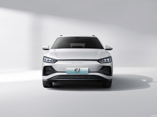 Η ηλεκτρική σεντάν BYD E2 της Chongqing Hanpu Automobile είναι προσιτή και ενεργειακή.