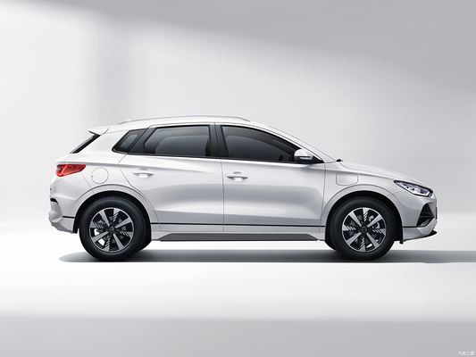 Η ηλεκτρική σεντάν BYD E2 της Chongqing Hanpu Automobile είναι προσιτή και ενεργειακή.