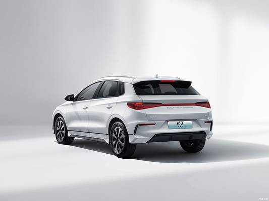 Η ηλεκτρική σεντάν BYD E2 της Chongqing Hanpu Automobile είναι προσιτή και ενεργειακή.